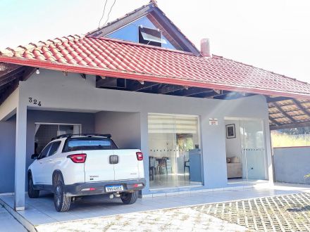 Ref.: R-284 Avarandada e ensolarada residência com 222 m²,  no Balneário Cambiju - Itapoá - SC